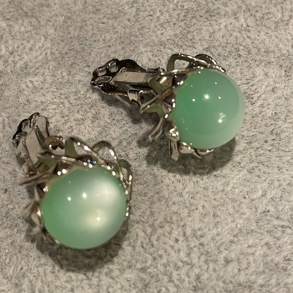 Vintage Green Glass French Clip On Earrings Mid Century Modern Style - Picture 6 of 6